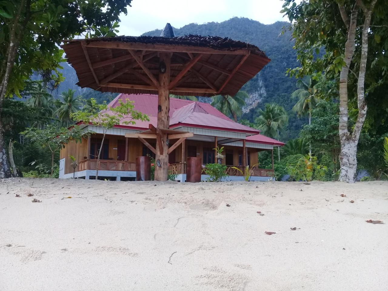 Nusa Nalan Beach Resort Rumah Olat Exterior photo