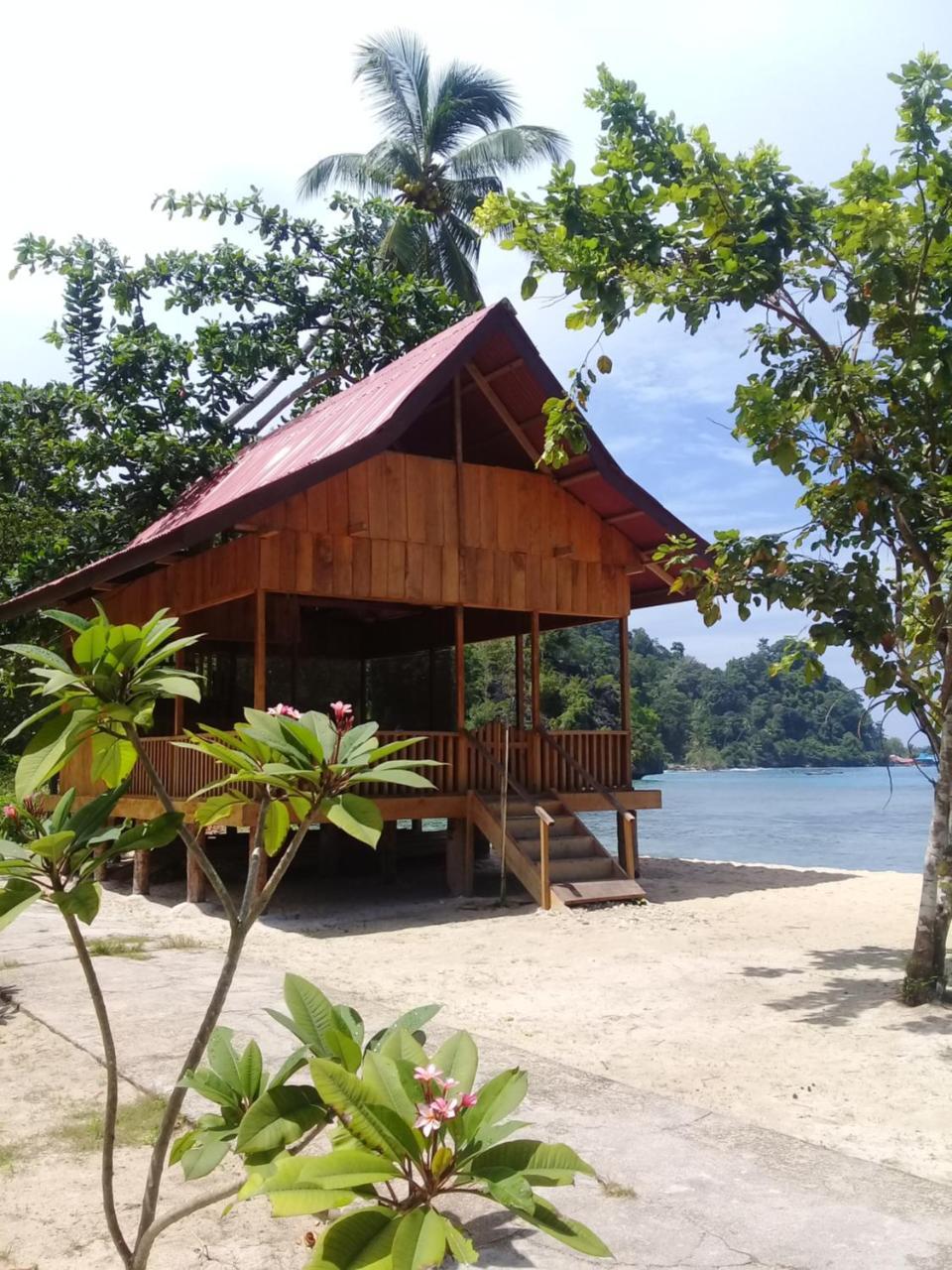Nusa Nalan Beach Resort Rumah Olat Exterior photo