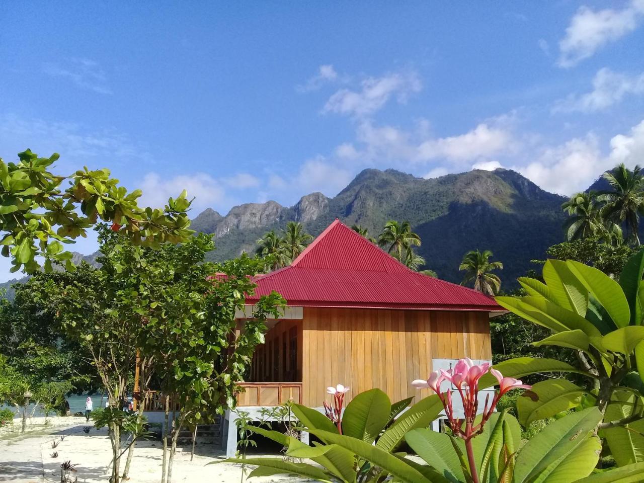 Nusa Nalan Beach Resort Rumah Olat Exterior photo